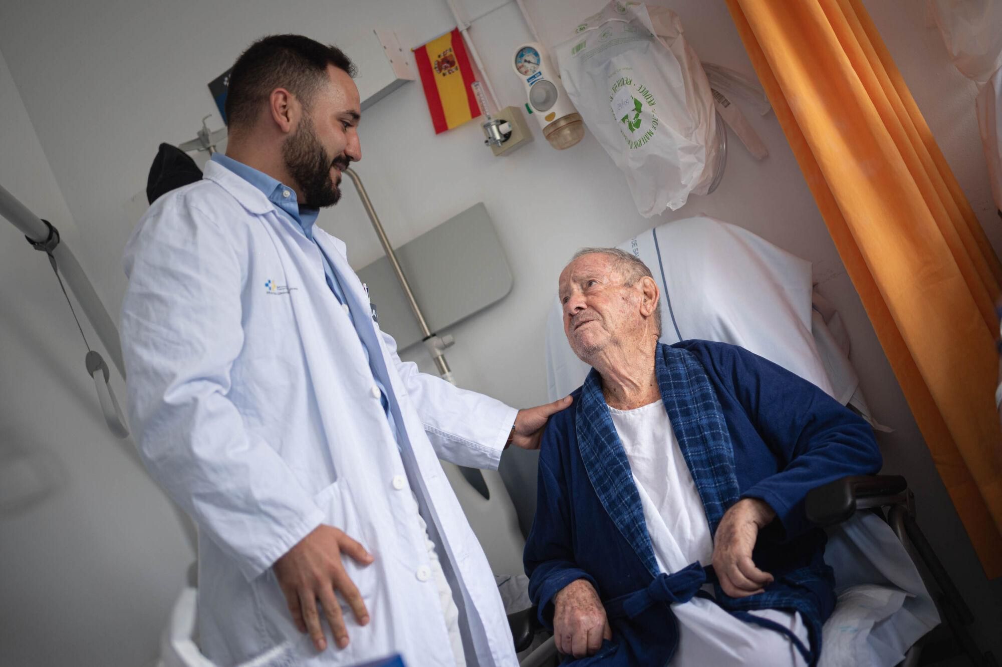 La consejera de Sanidad, Esther Monzón, el gerente del Complejo Hospitalario Universitario de Canarias (HUC), Adasat Goya, y el gerente de Atención Primaria de Tenerife, Jesús Delgado, presentan el servicio de Cuidados Paliativos del HUC  y la ampliación de los cuidados paliativos domiciliarios al norte de Tenerife.