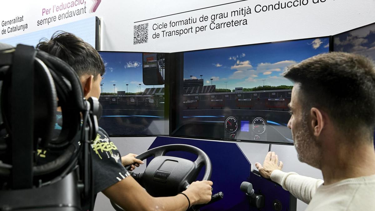 Un joven prueba un simulador de conductor de camión en el Saló de l'Ensenyament.