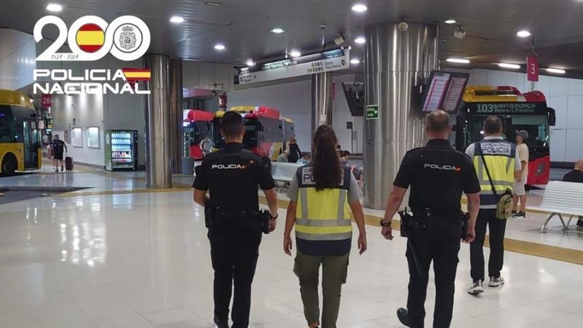 Agentes de la Policía Nacional, en la Estación Intermodal de Palma.