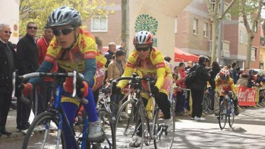 Tres corredores pasando por la línea de meta.