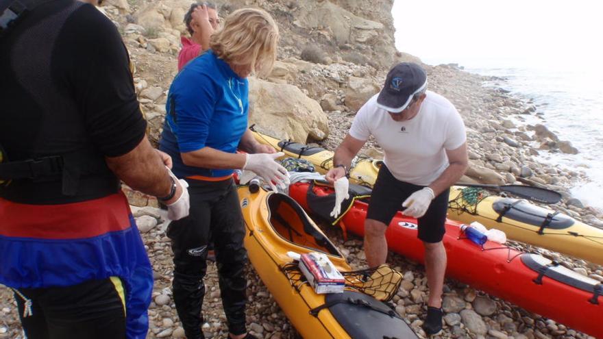 Los voluntarios del Club Náutico recogen 300 kilos de basura de la costa