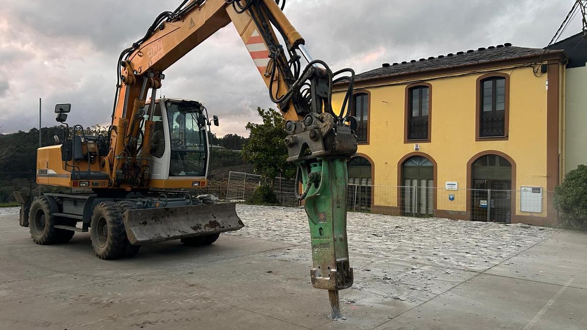 Máquinas trabajando en la pista.