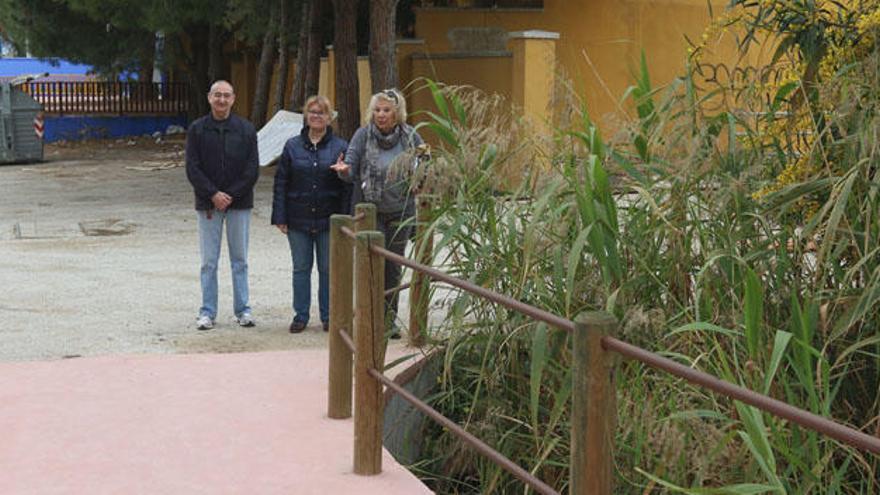 Los dirigentes vecinales, junto a la parte cubierta del arroyo de la Rebanadilla, la zona que se inunda con más frecuencia.