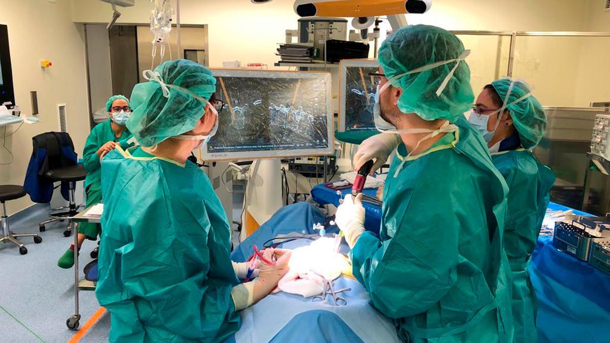 Una cirugía en el Hospiral Álvaro Cunqueiro.
