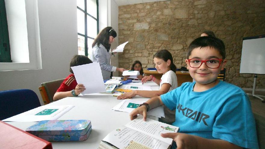 Alumnos en un club de lectura de A Estrada. // Bernabé