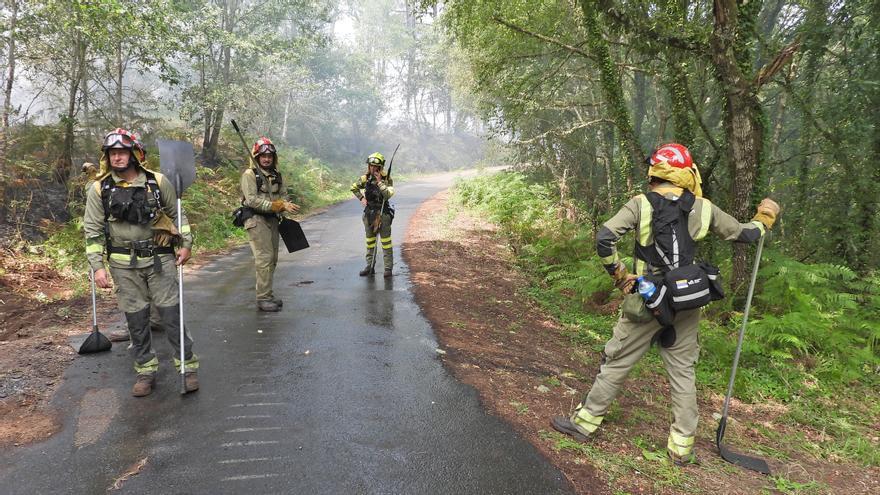 Los incendios castigan Ourense: al menos 150 hectáreas quemadas en Ridadavia y Melón