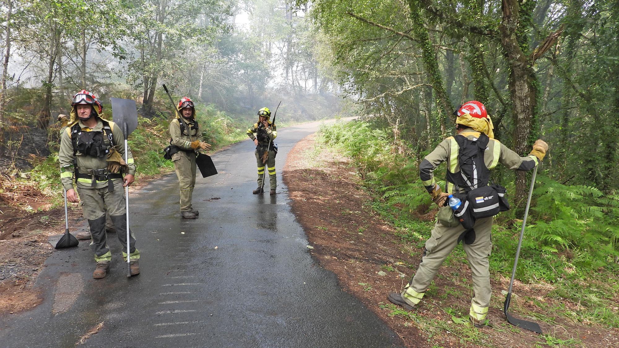 Activos tres incendios en la zona cero de la ola de calor en Galicia