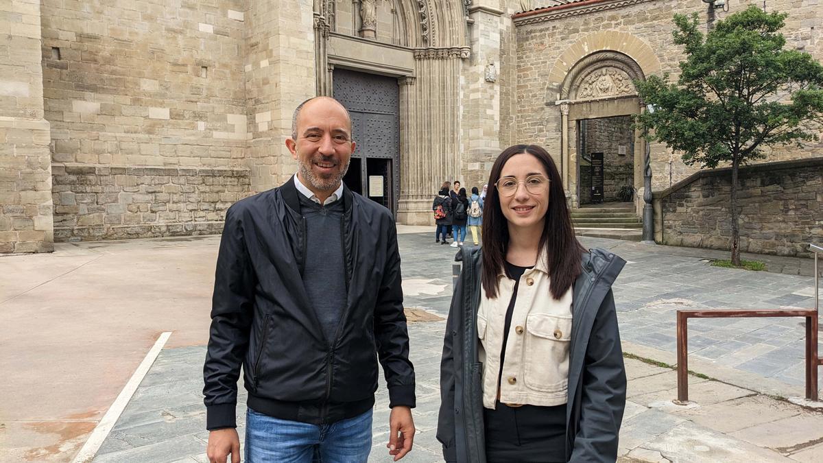 Marc Aloy, cap de llista, i Tània Infante, número 4, aquest matí davant la Basílica de la Seu