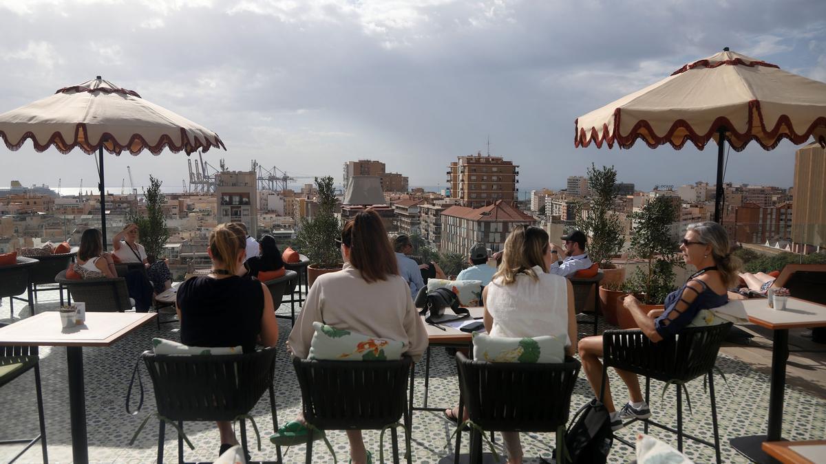 Turistas en un hotel de Málaga capital.