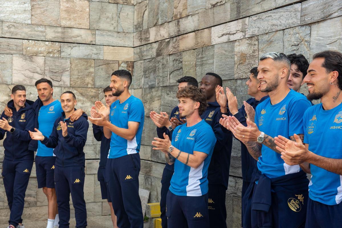 La afición acude en masa a Alvedro para recibir al Dépor tras la victoria en Cádiz