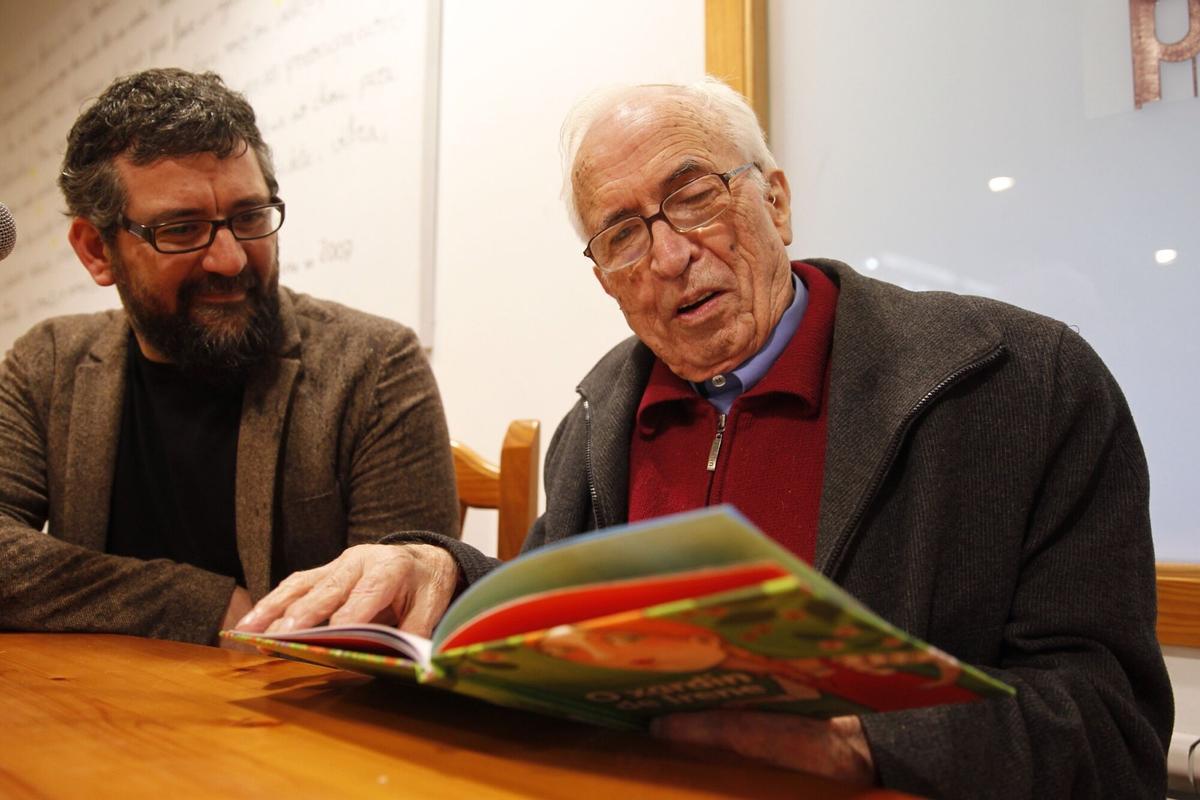 EL ESCRITOR XOSE NEIRA VILAS PRESENTA EL LIBRO "O XARDIN DE IRENE" ESITADO POR EMBORA E ILUSTRADO POR LEANDRO LAMAS OSCAR CORRAL 17/04/15