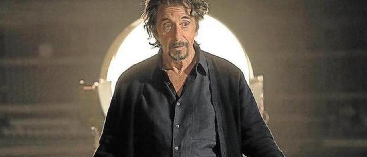 Al Pacino, sin bordar el papel, transmite entusiasmo y picardía.