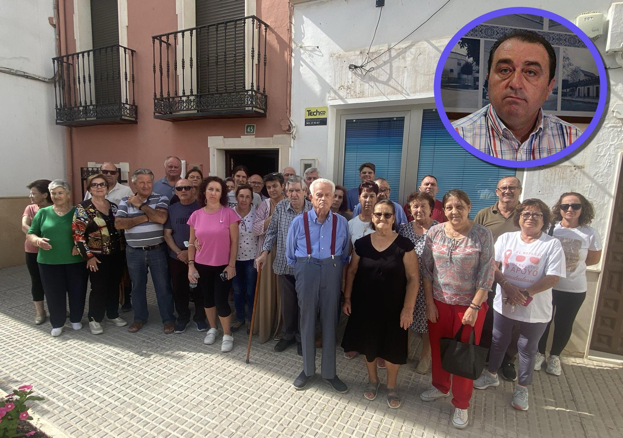 Varios de los afectados de Las Navas del Selpillar, frente a la oficina bancaria donde trabajaba 'Yoyo' (bordeado por un círculo en la margen derecha superior)