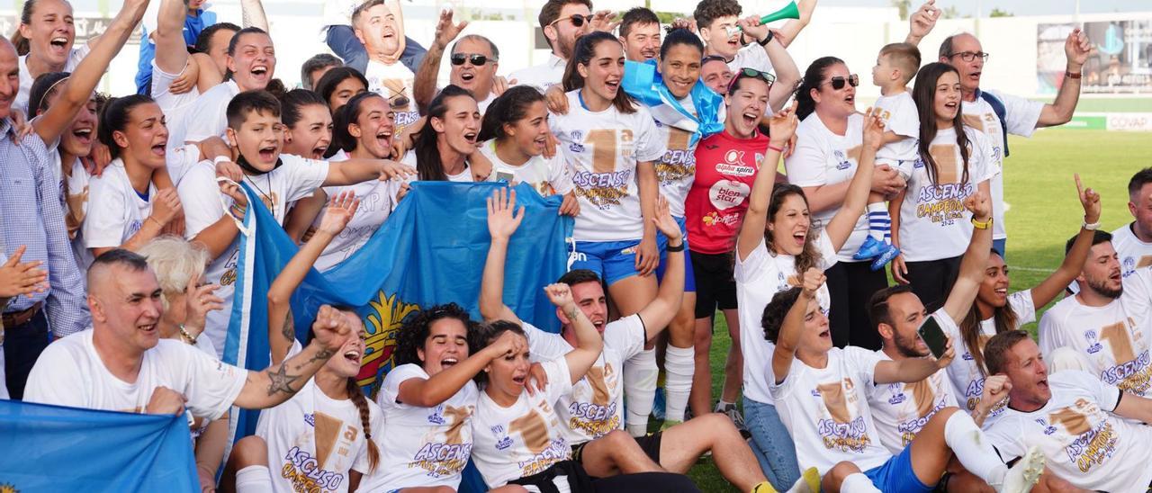 Las jugadoras celebran con los aficionados el ascenso a Primera División. | RAFA SÁNCHEZ/EPC