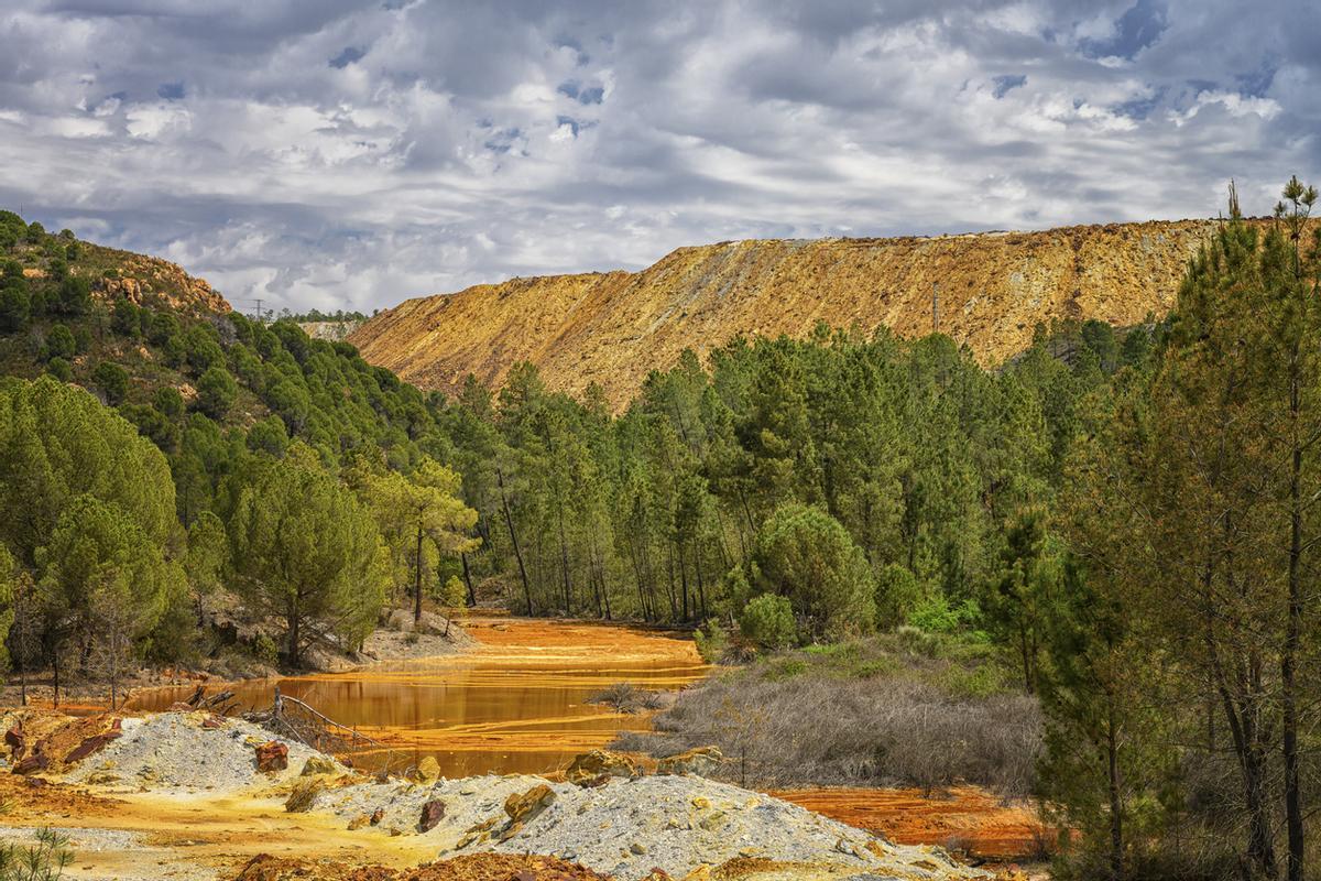 El inquietante paisaje que dibuja el cauce del río Tinto, en Huelva.