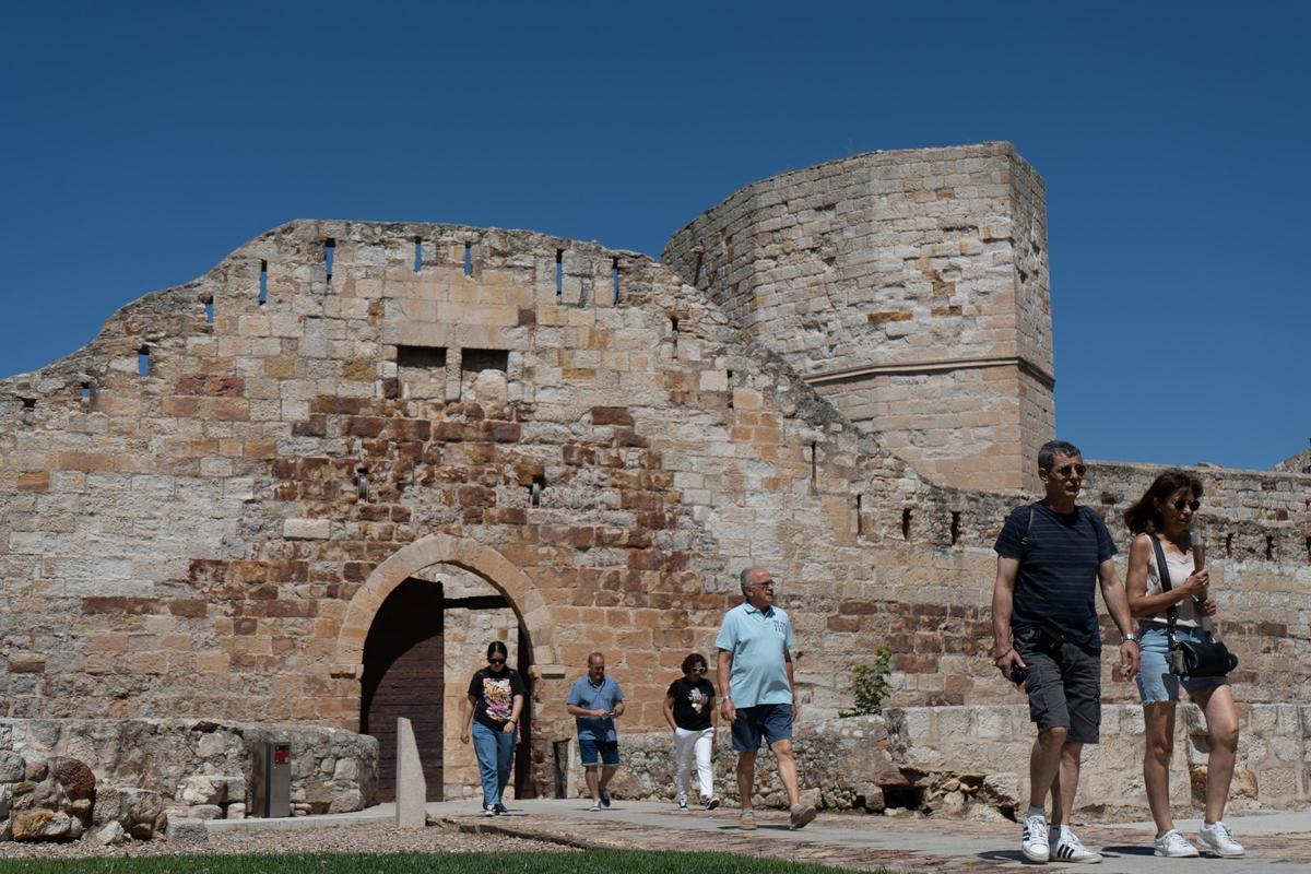 Turistas en el Castillo de Zamora.