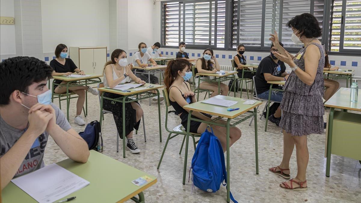 En la imagen el inicio de un examen el IES Benlliure de València.