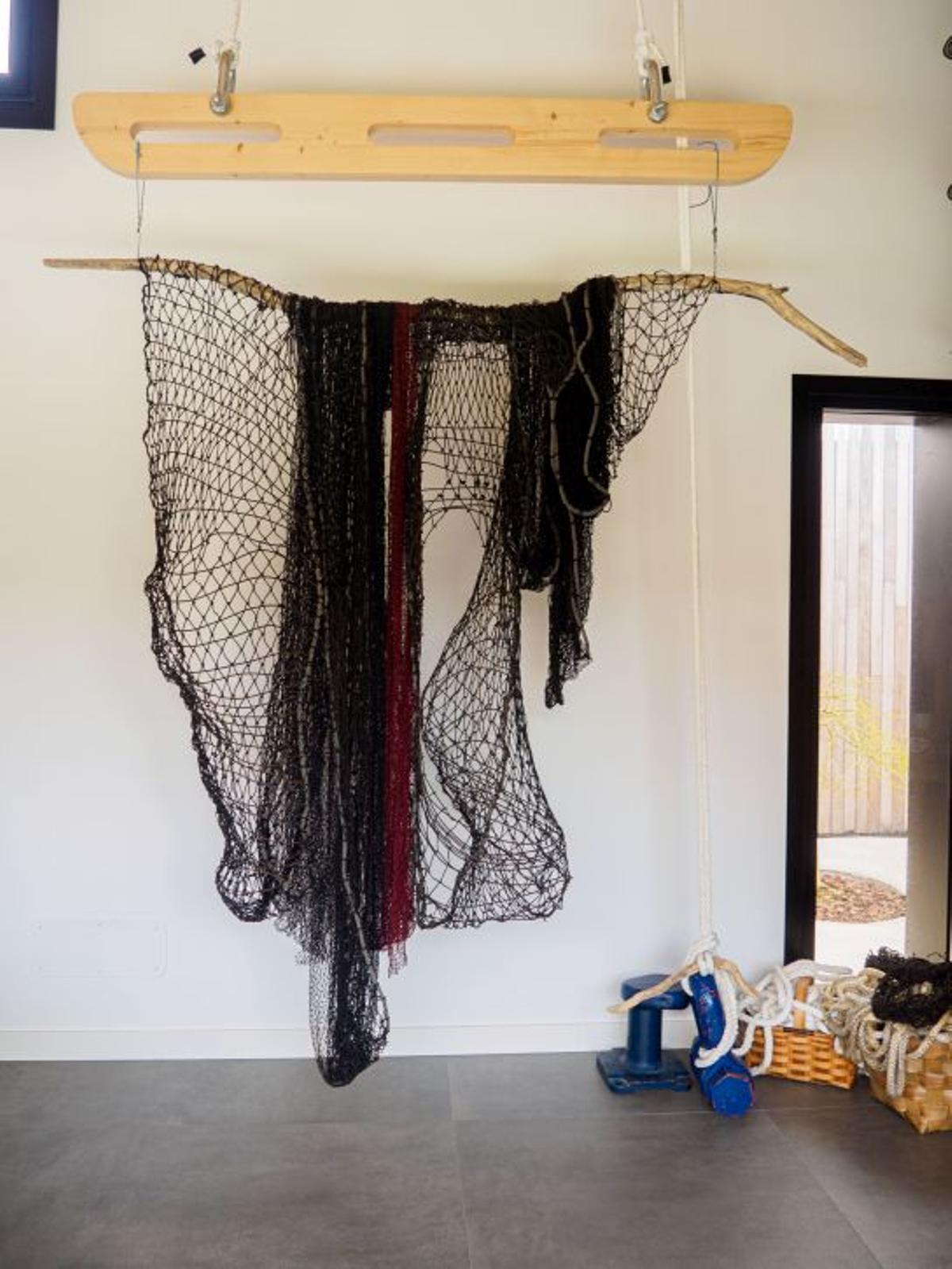 Algunas de las creaciones de Mar Fraga, todas elaboradas a partir de redes recogidas en playas y puertos. Enmalle Studio también acoge cursos e intercambios culturales