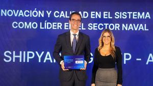 Blanca Gutiérrez de Castro, directora de comunicació i màrqueting d’AMETIC, va fer entrega del guardó a Germán Carlos Suárez Calvo, president d’Alimia Shipyards Group – Astican.