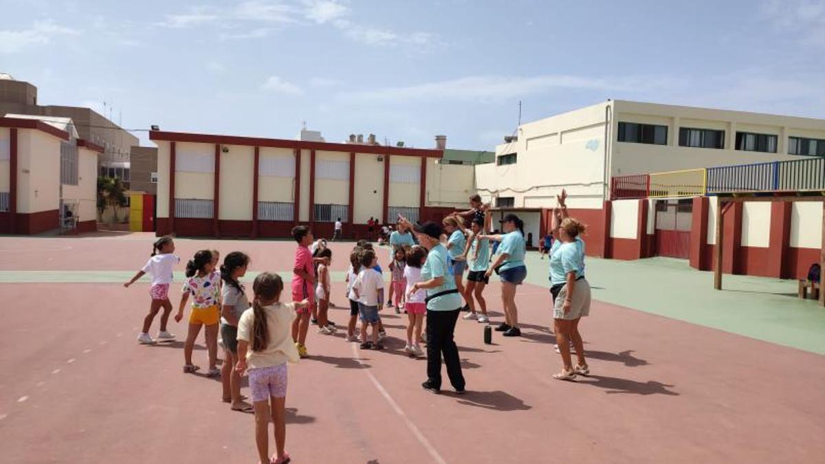Los niños y niñas durante las actividades en el patio del centro escolar. | | LP/DLP