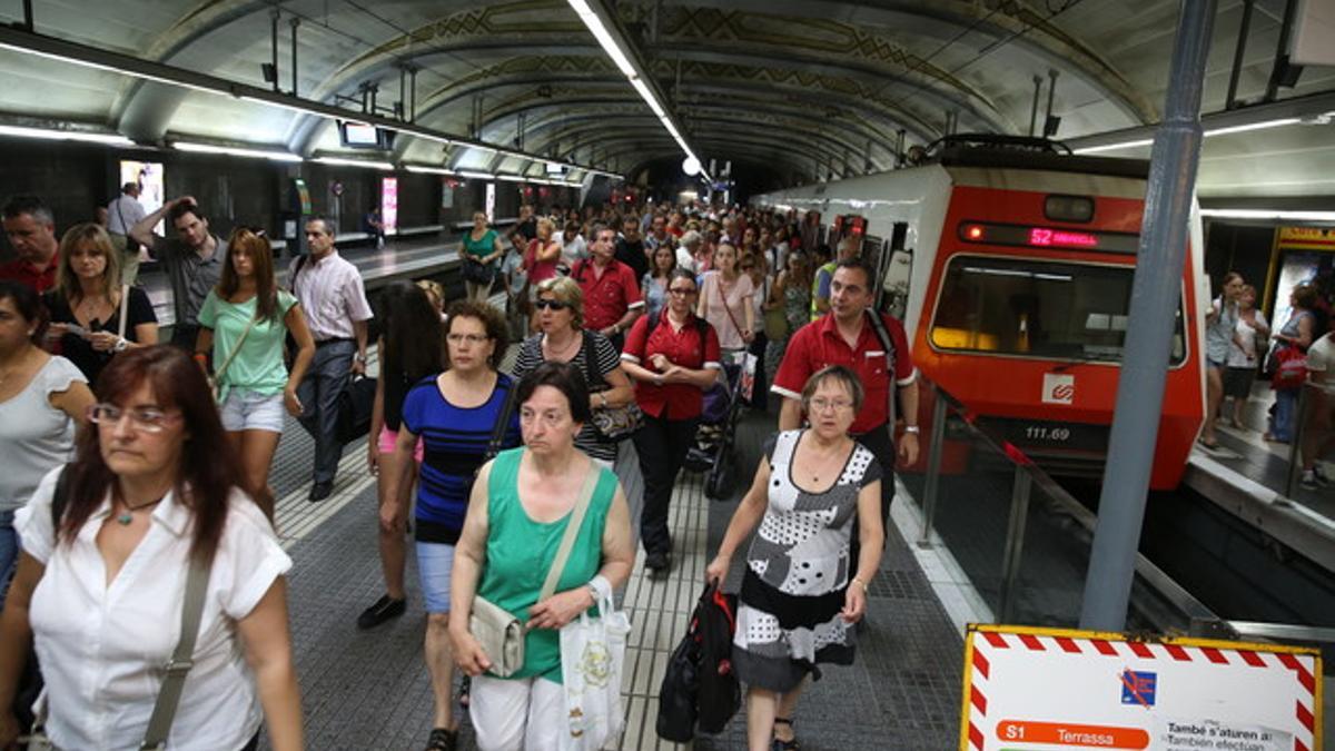 Los pasajeros del tren descarrilado han podido abandonar el convoy porque se encontraba cerca del andén