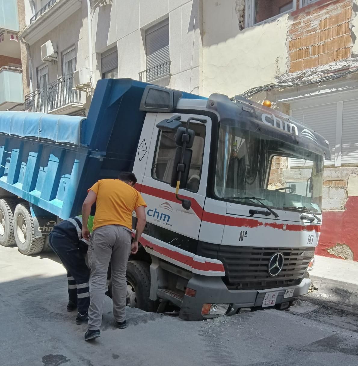 El &quot;suelo&quot; se ha tragado la cabina del camión durante las obras de asfaltado.