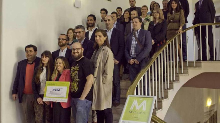 Foto de familia de los premiados y representantes de &quot;Modus Gijón&quot;.