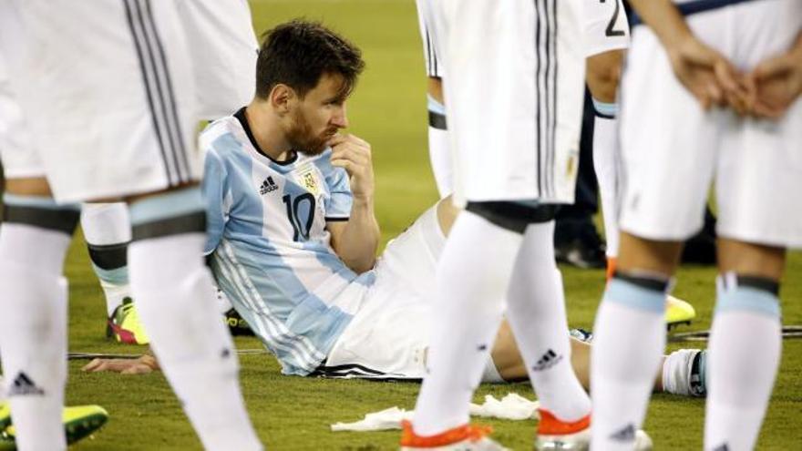 Un niño le da una lección de fútbol a Messi