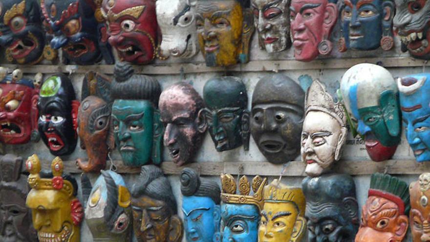 Máscaras en Katmandú, con rasgos que imitan las estéticas africana, polinesia e hinduista.