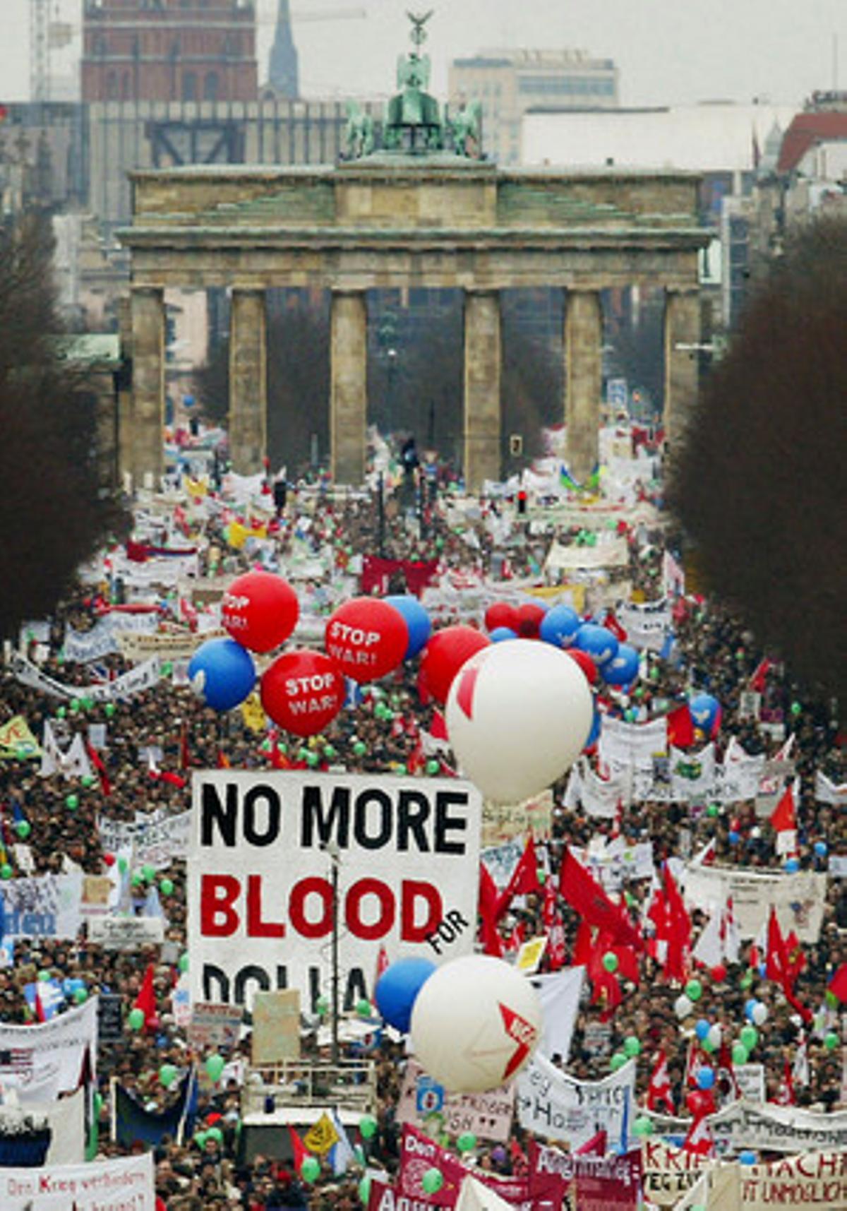 Medio millón de personas salieron a las calles de Berlín para alzar la voz contra la guerra y para apoyar al Gobierno del canciller Gerard Shröder, que desde el comienzo se opuso al uso de la fuerza en Irak. La foto muestra a miles de manifestantes en la puerta de Brandemburgo, símbolo de la capital alemana.