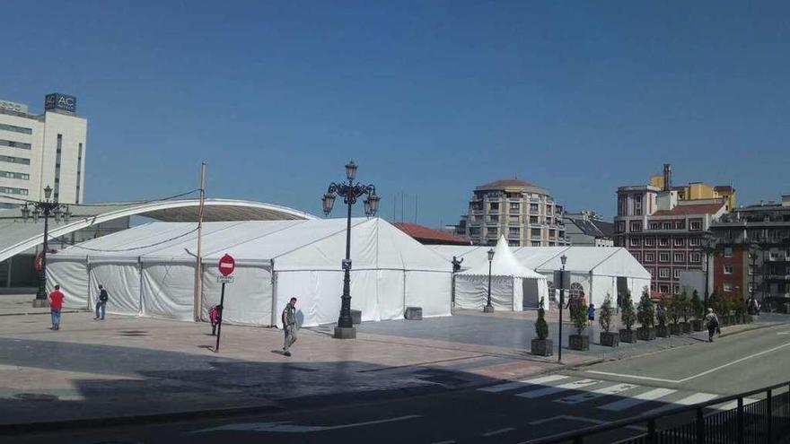 Montaje de las carpas de la Ascensión en la Renfe el año pasado.