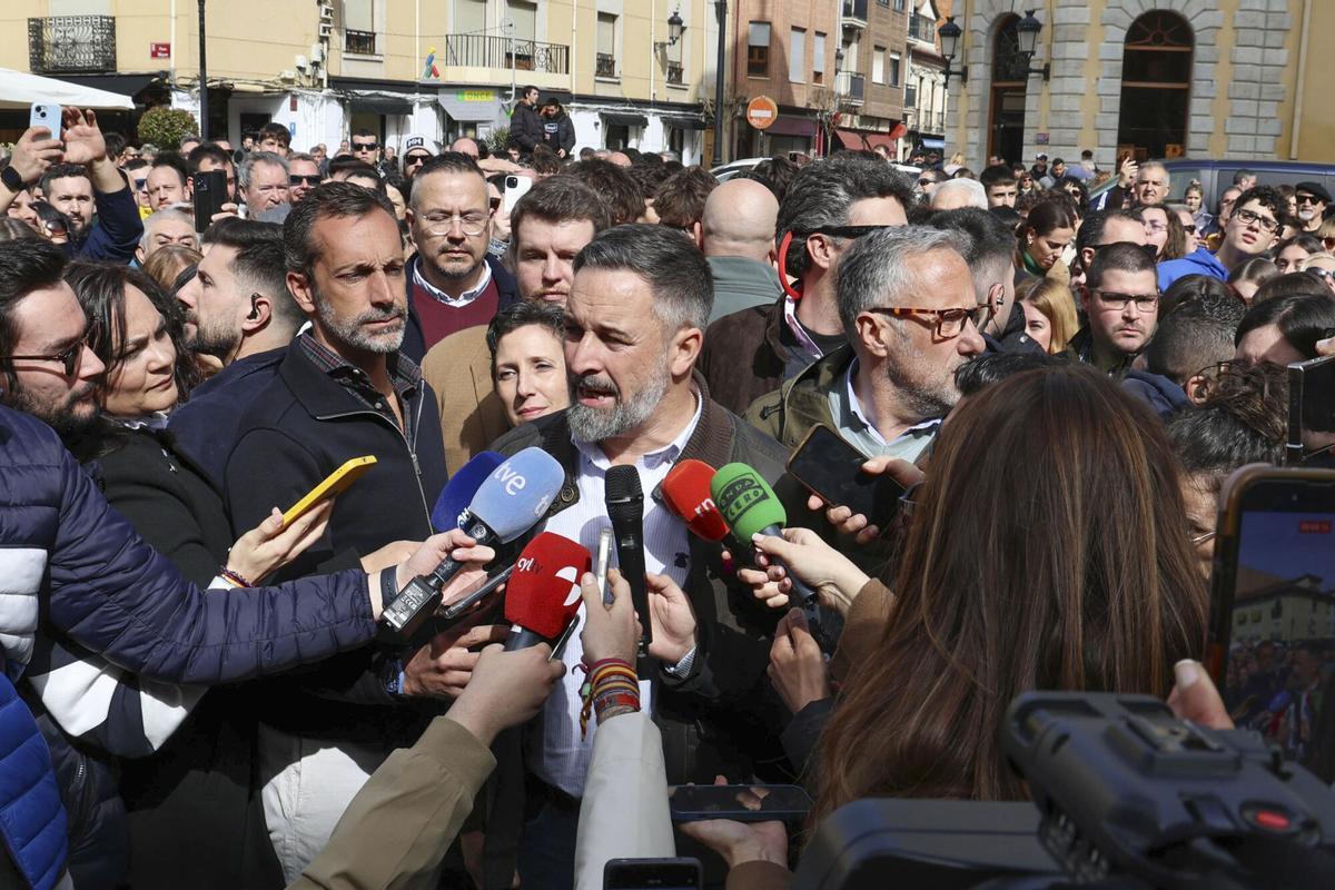LA BAÑEZA (LEÓN), 03/03/2026.- El presidente de Vox, Santiago Abascal (c), durante su visita de este martes a La Bañeza (León) con motivo de la campaña electoral de Castilla y León. EFE/ J.Casares