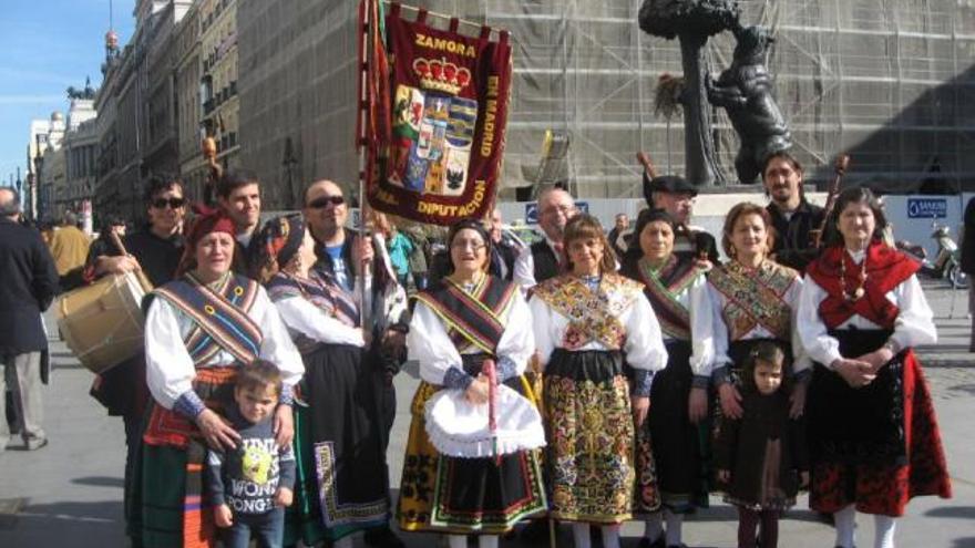 Las Águedas posan en una calle de Madrid.