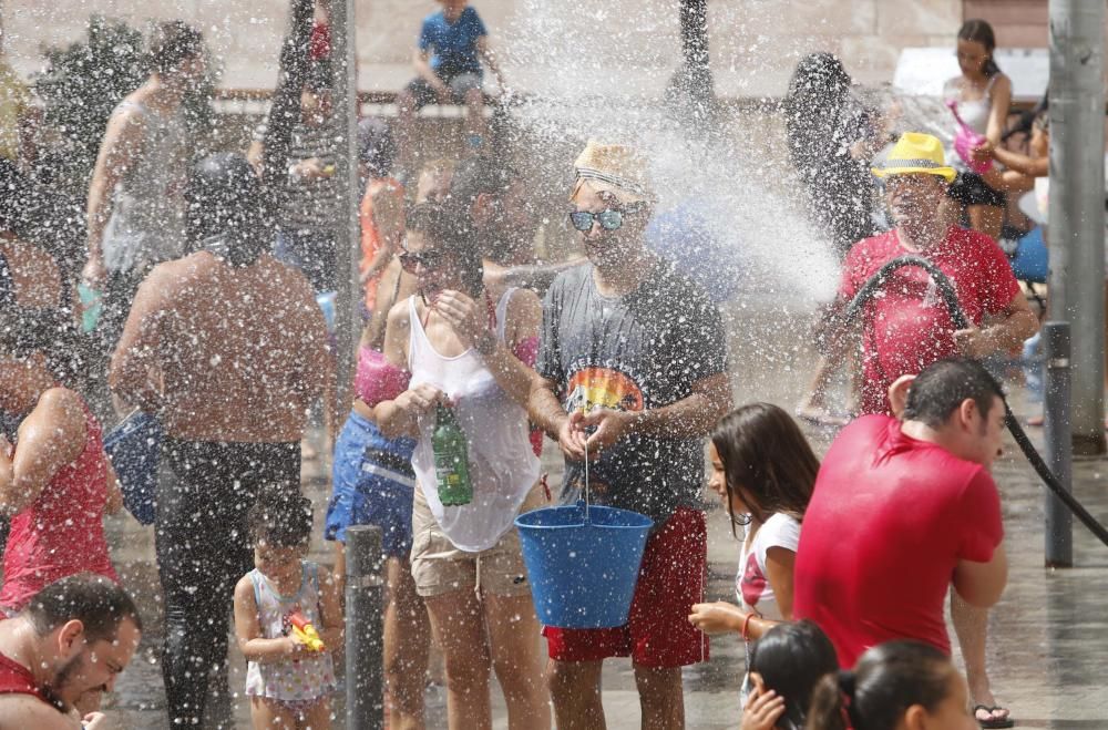 Un centenar de personas participan en la poalà, que se celebra en la plaza del Puente, en el Casco Antiguo de Alicante