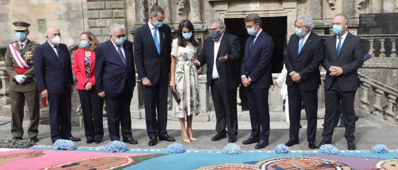 El presidente de Fagaarte, Manuel Alonso, en el centro, junto a los Reyes y al entonces presidente de la Xunta en la alfombra de la ofrenda al Apóstol, en Santiago en 2020.