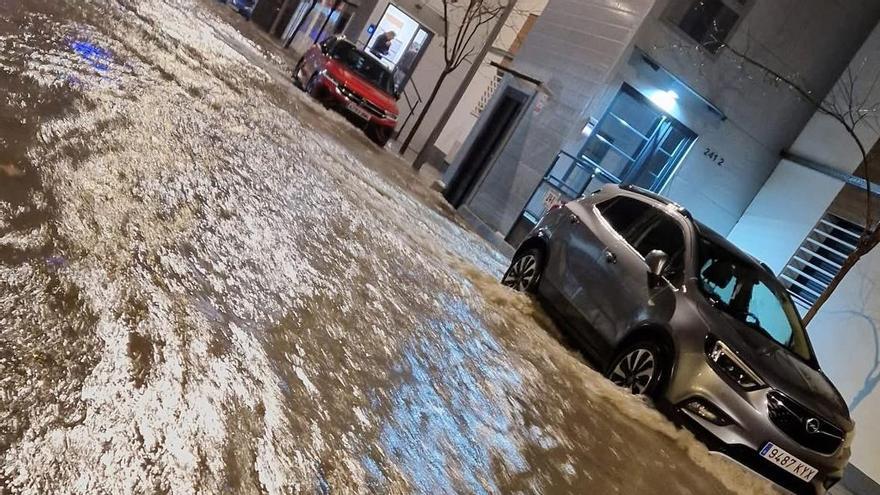 Noche pasada por agua en Barajas con riadas y calles inundadas por las fuertes lluvias