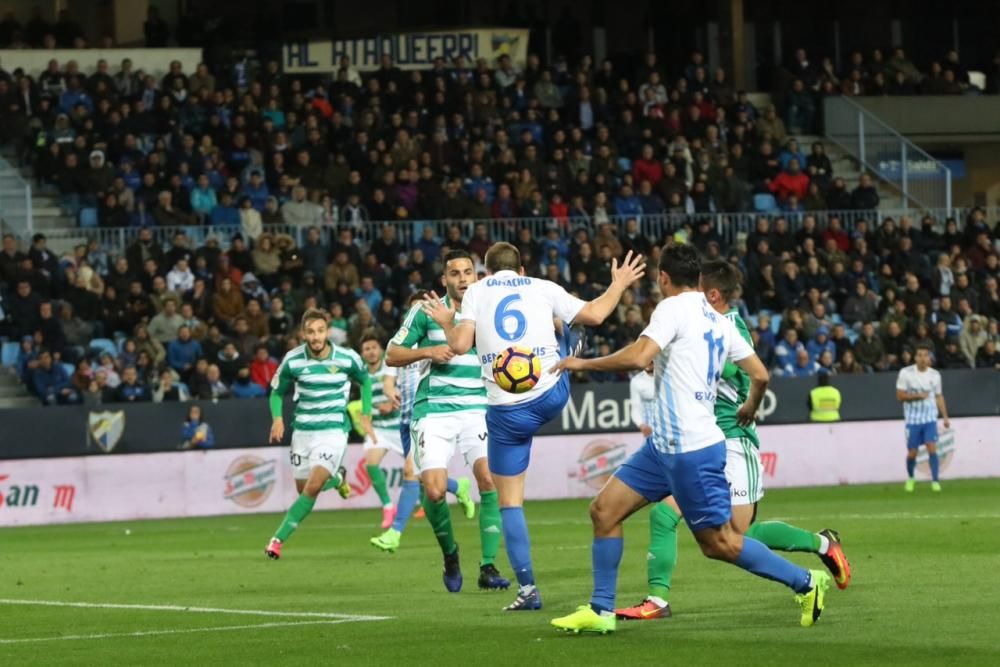 Las imágenes del derbi andaluz en La Rosaleda, que estuvo precedido de un minuto de silencio en memoria de Pablo Ráez. Sobre el césped, el conjunto bético remontó un choque en el que el Málaga CF no estuvo bien.