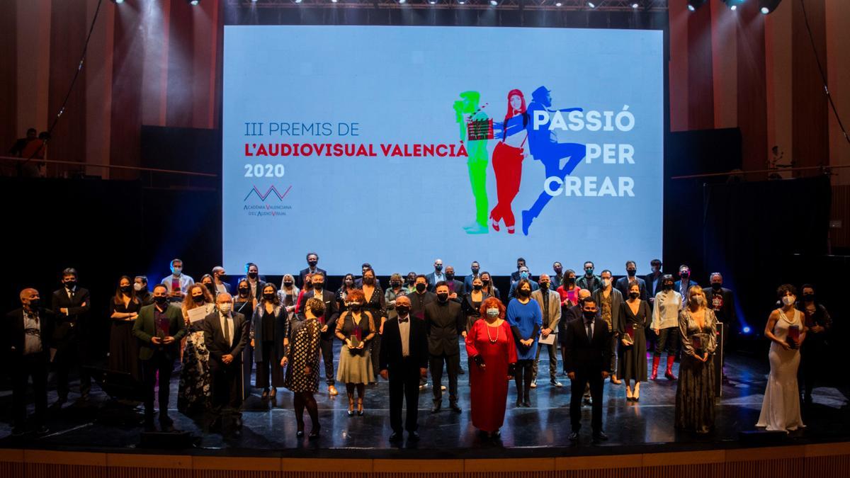 Los galardonados, en la foto de familia, a la finalización del acto.