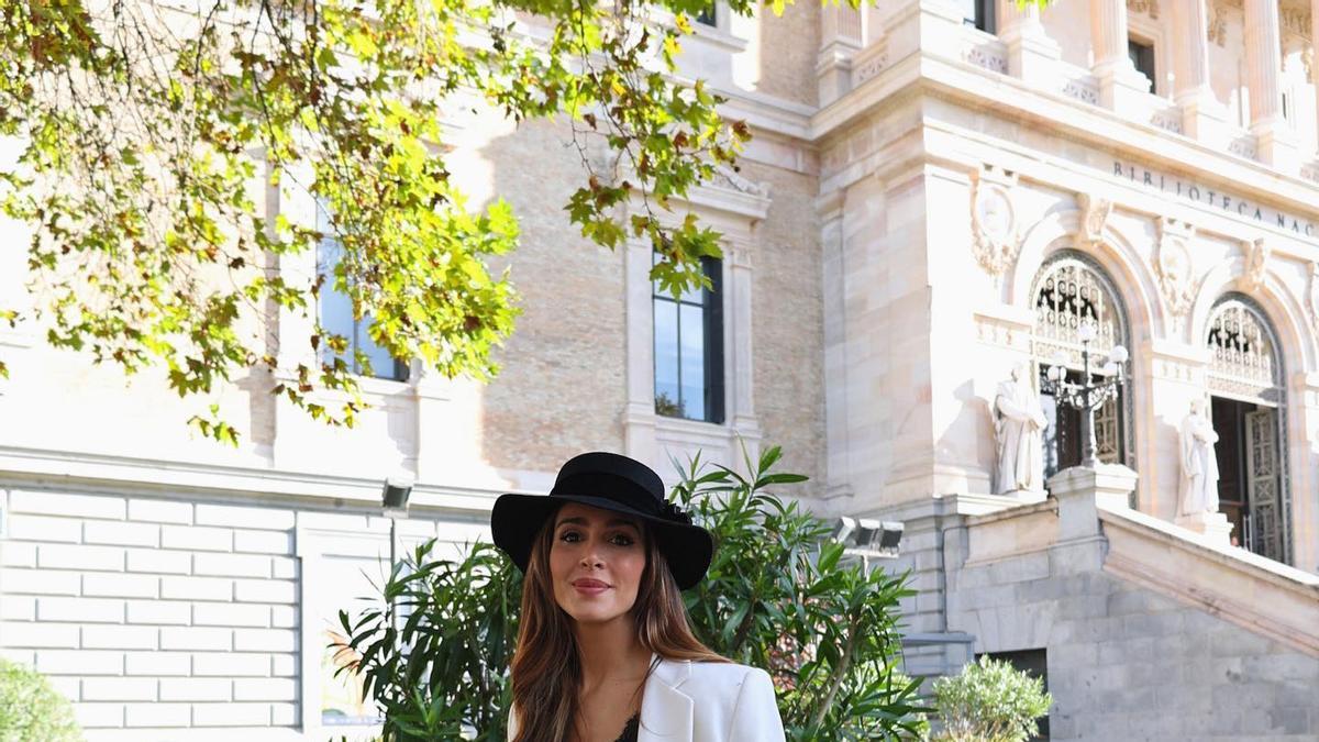 Rocío Osorno con sombrero de Zara y look en tonos neutros