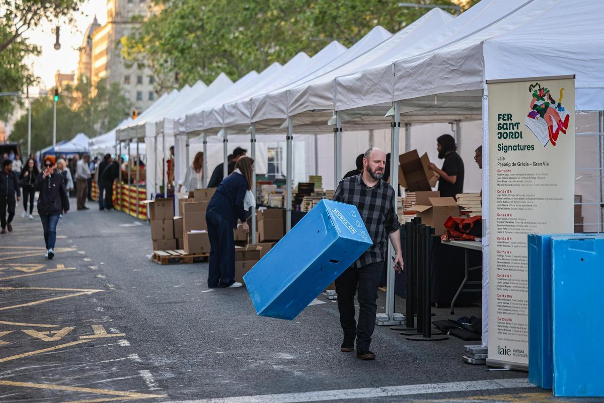 Preparativos de paradas de libros en Barcelona.