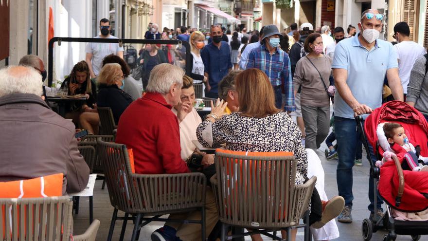 El Govern estudia si permet als restaurants servir sopars a les terrasses i «suavitzar» el toc de queda