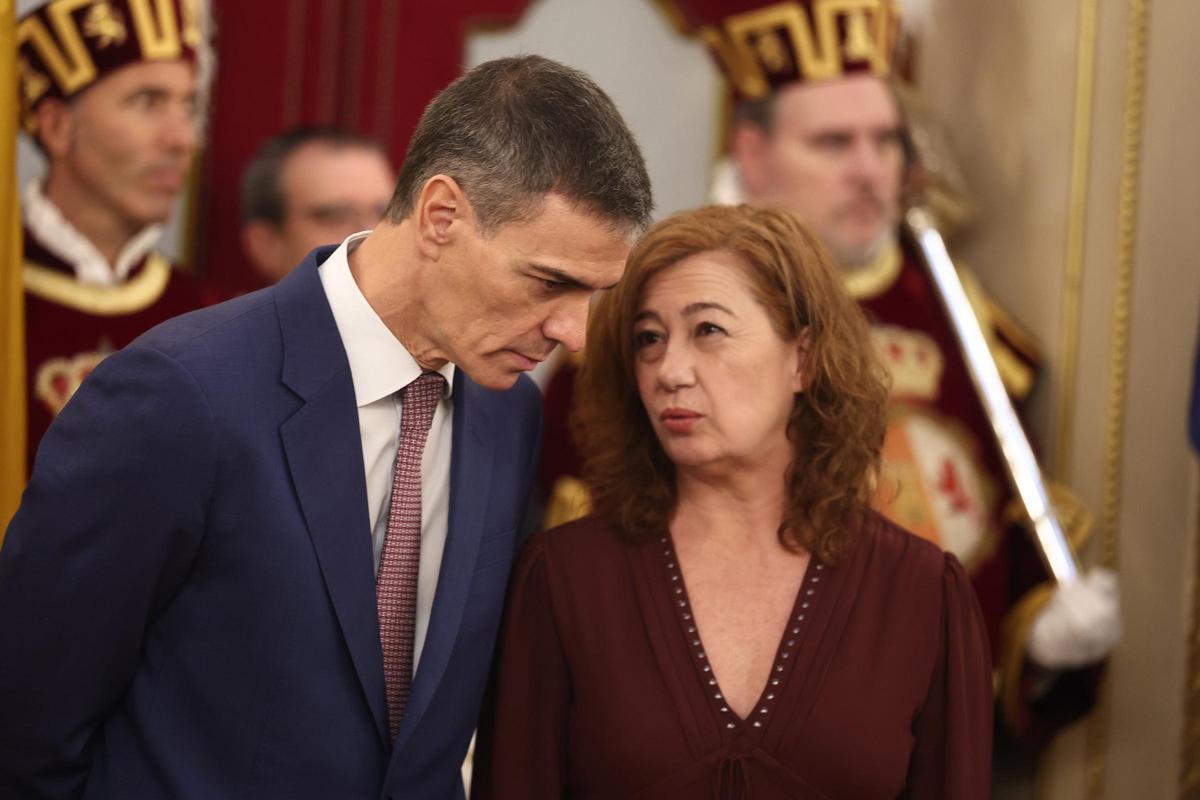 El presidente del Gobierno, Pedro Sánchez, y la presidenta del Congreso, Francina Armengol, durante el acto institucional por el Día de la Constitución.