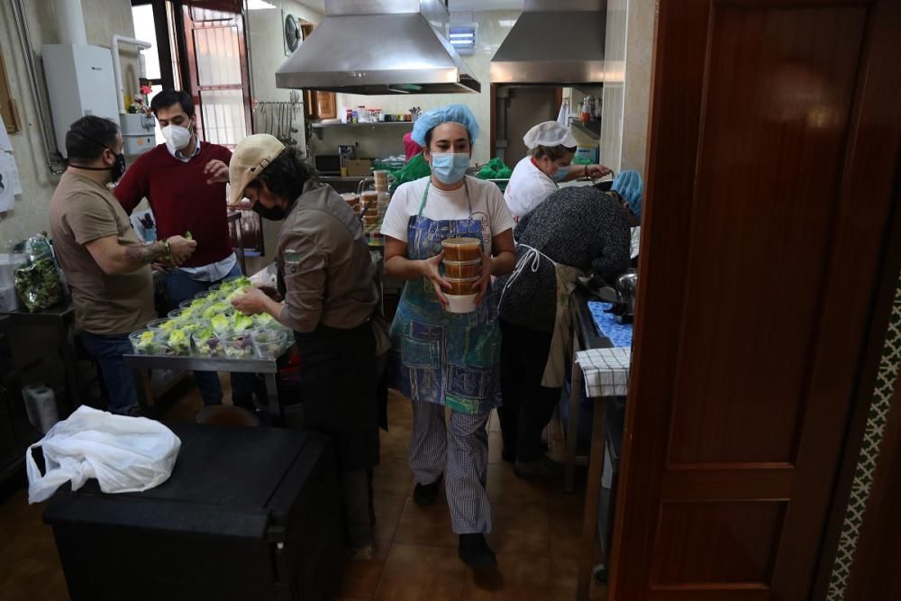 Reparto de menús navideños en el Comedor de Santo Domingo