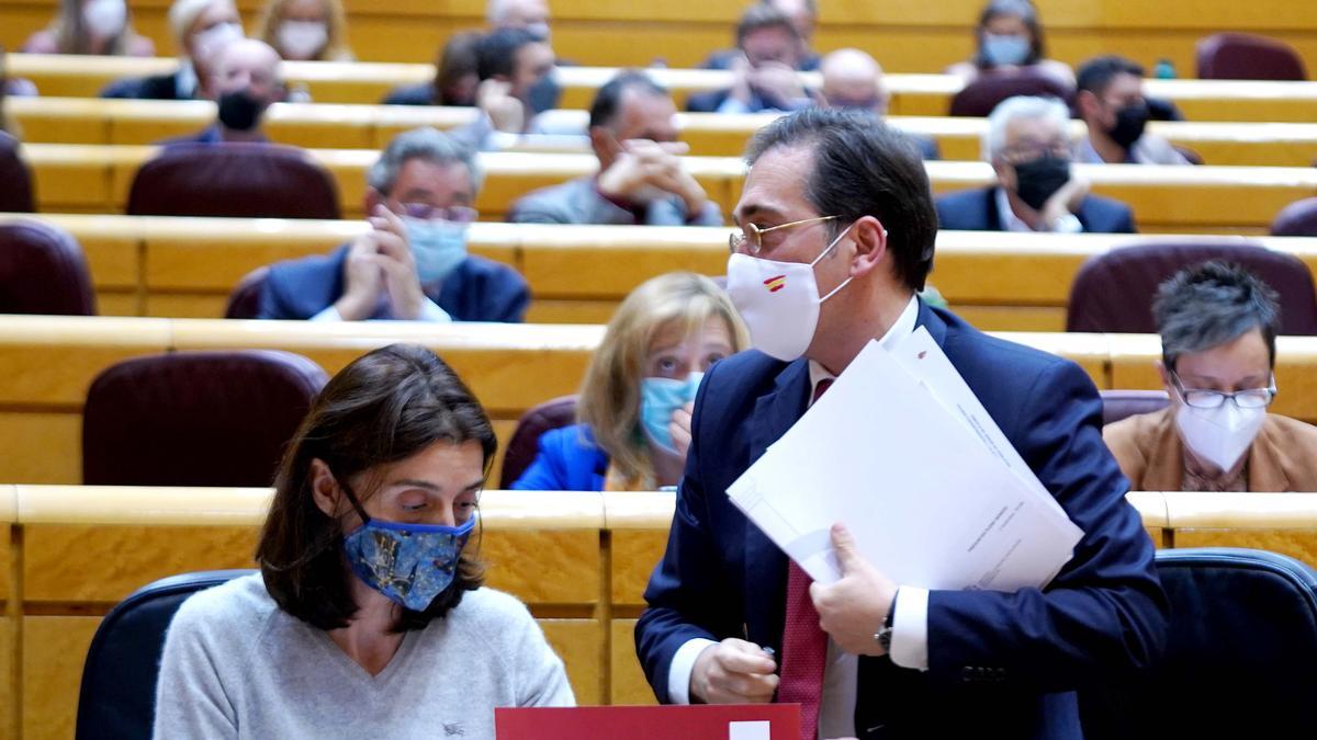 El ministro de Exteriores, José Manuel Albares, con la de Justicia, Pilar Llop, en una sesión del Senado.