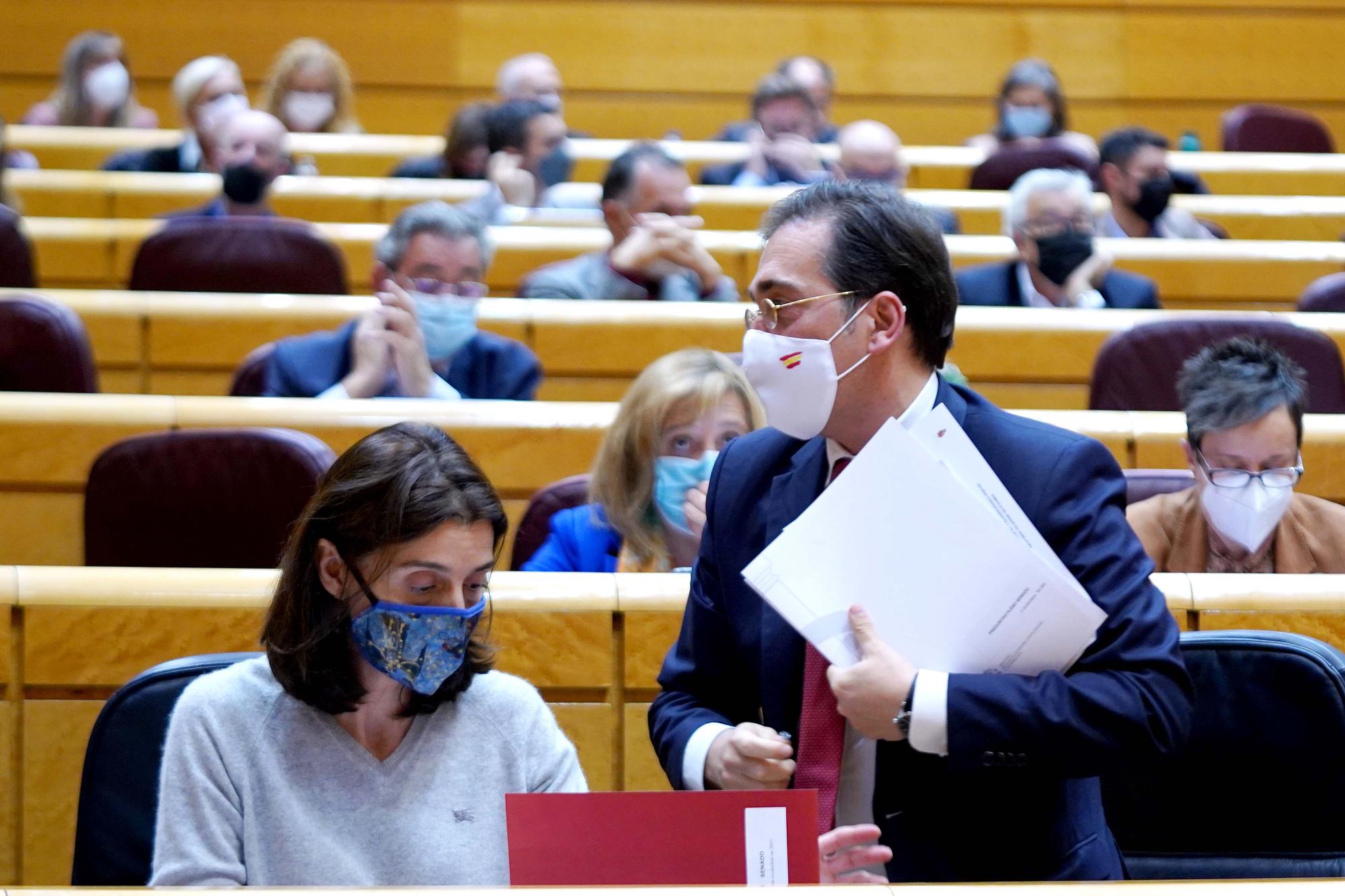 El ministro de Exteriores, José Manuel Albares, con la de Justicia, Pilar Llop, en una sesión del Senado.