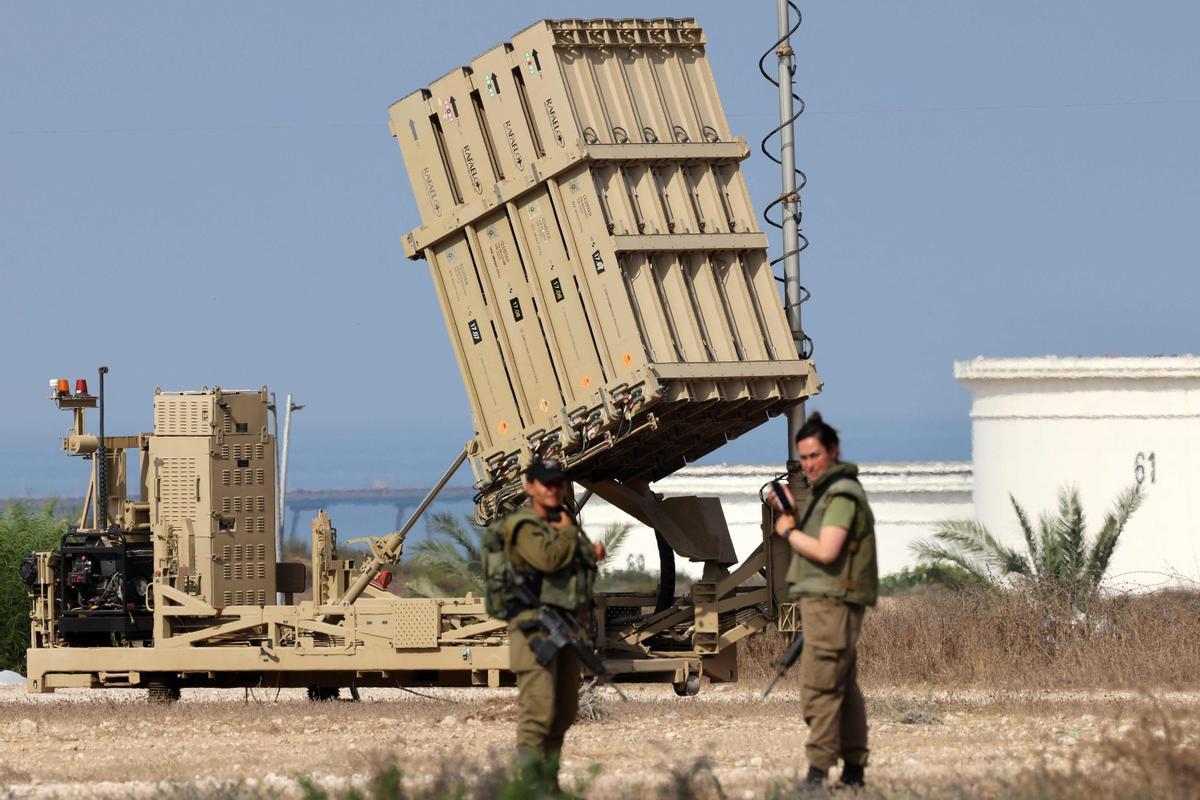 batería del sistema de misiles de defensa Cúpula de Hierro de Israel, diseñado para interceptar y destruir cohetes de corto alcance y proyectiles de artillería, desplegados en Ashkelon