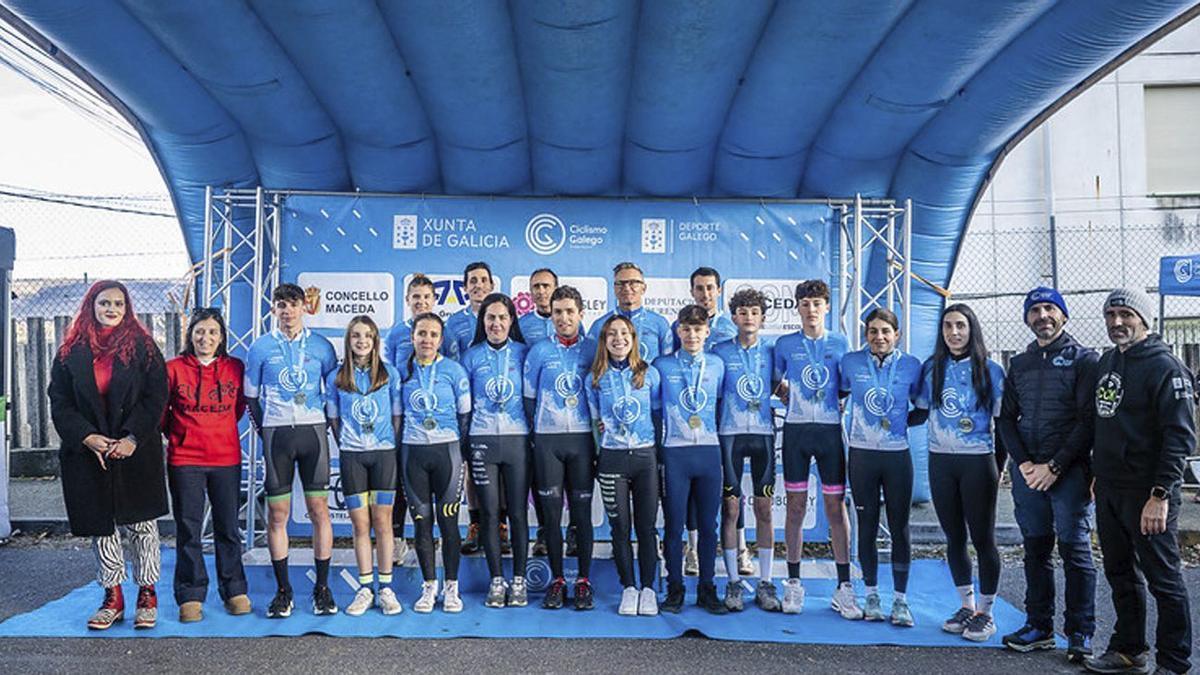 Foto de familia de los nuevos campeones gallegos de ciclocross.