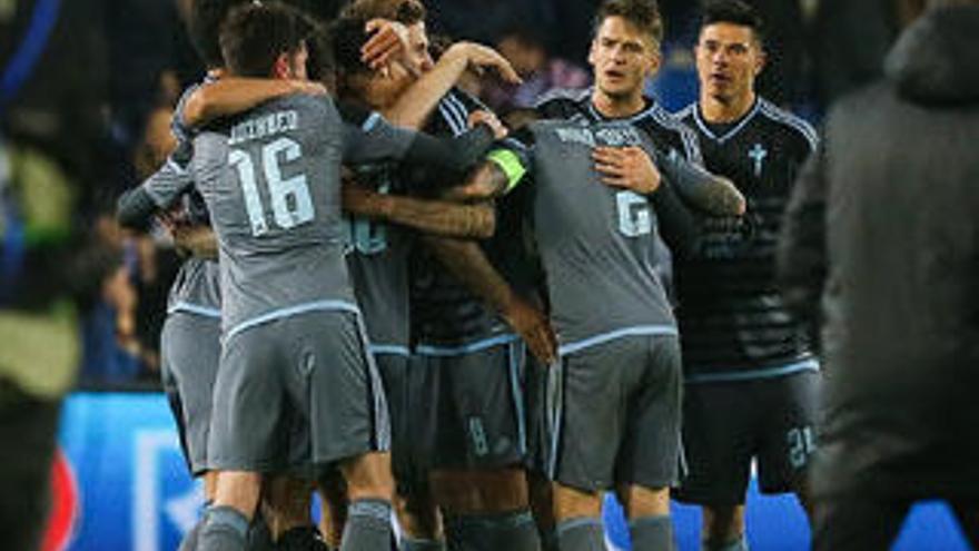 Los jugadores del Celta celebran la clasificación // EFE