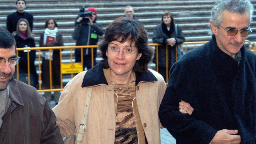 Maria Àngels Feliu, entre el seu advocat, Carles Monguilod, i el portaveu de la família, Joan Capdevila