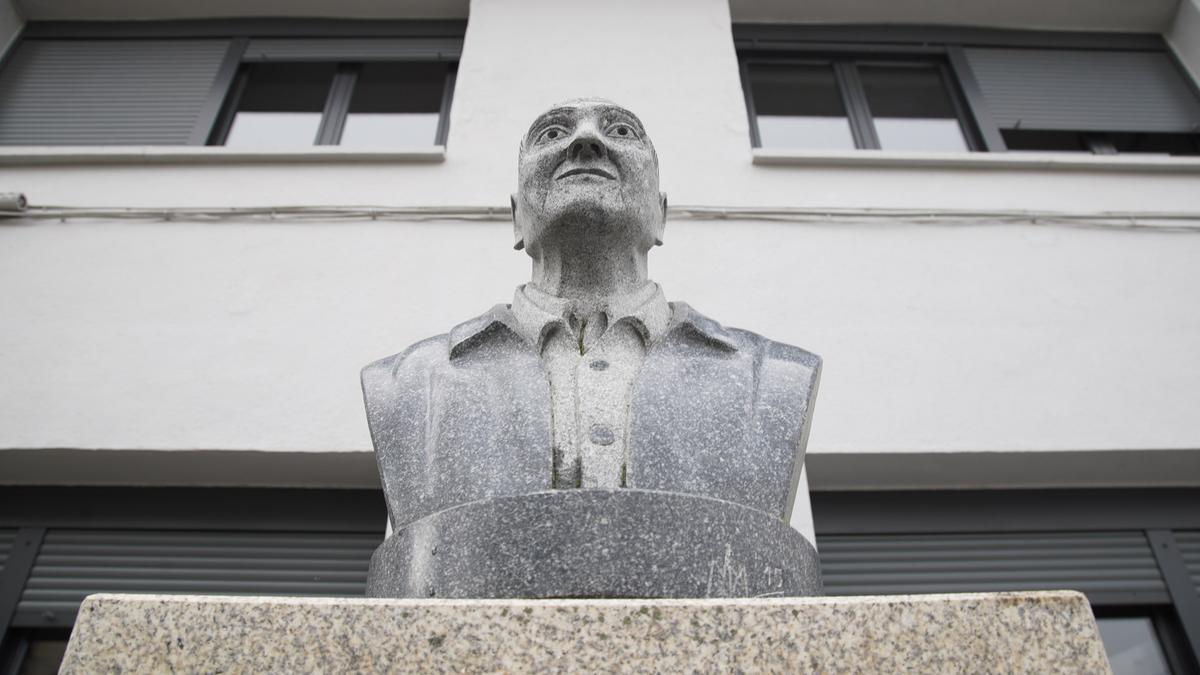 Busto del fundador del proyecto educativo de Muga, el sacerdote José Luis Gutiérrez